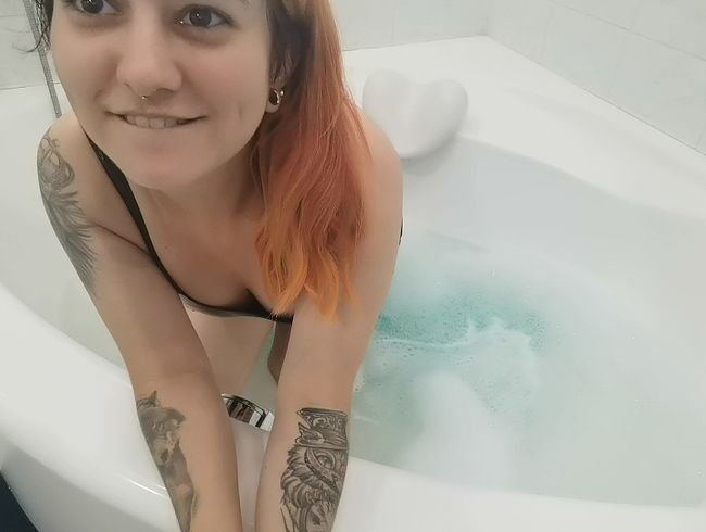 Tamy Love Porno Video: Heiße Badewannennummer im geilen LATEXKLEID !!
