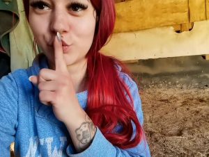 Tamy Love Porno Video: pi*pi in die Pferdebox !! Omg  ich bin fast erwischt worden!!!